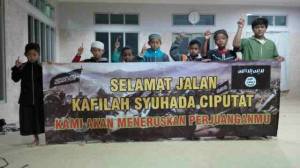 anak-anak pendukung teroris Ciputat (salah satu teroris itu ternyata punya paspor dan sedang bersiap ke Suriah)