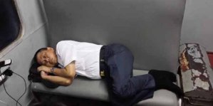 Pak Jonan tidur di KA