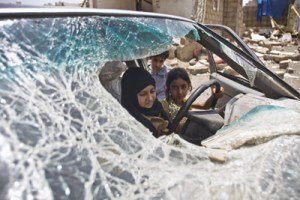 anak-anak Yaman bermain di puing mobil yang dibom Saudi (foto: Washington Post)